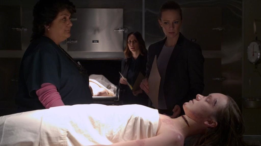 Kate y J.J. descubren en la morgue algo sobre los cortes en la garganta