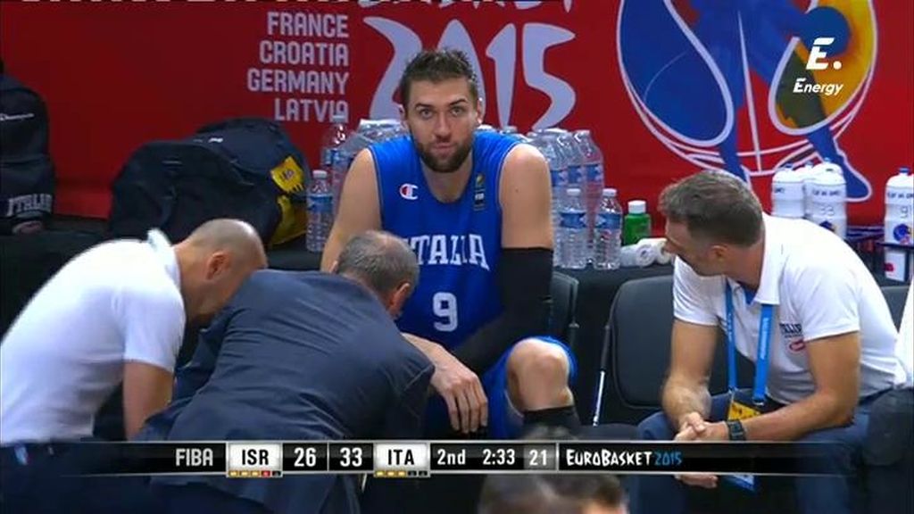 ¡Bargnani tira a canasta lesionado, no toca aro, y se marcha directo al banquillo!