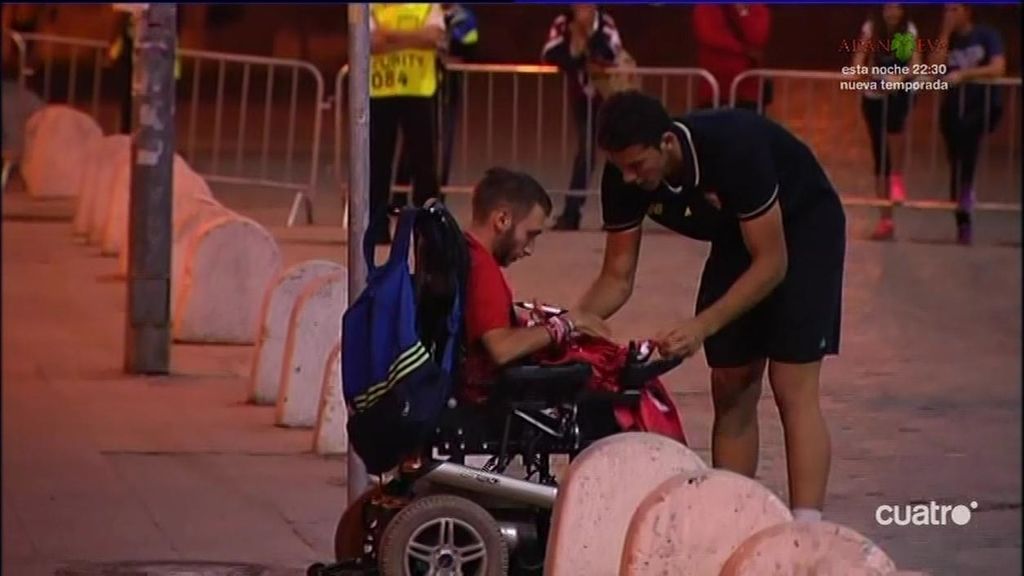El detallazo de los jugadores del Sevilla con un joven en silla de ruedas