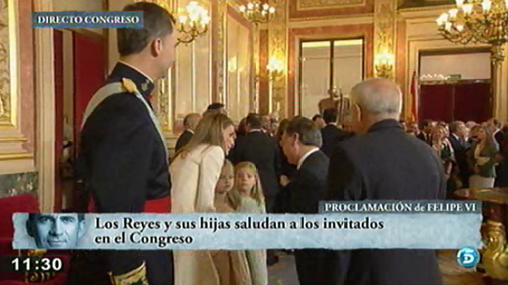Doña Letizia presenta a sus hijas a todos los invitados durante el besamanos
