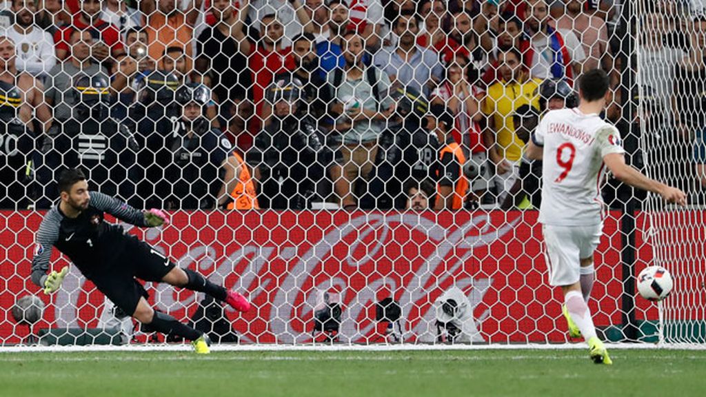 ¡Gol de Lewandowski! El polaco marcó el primer penalti de su equipo