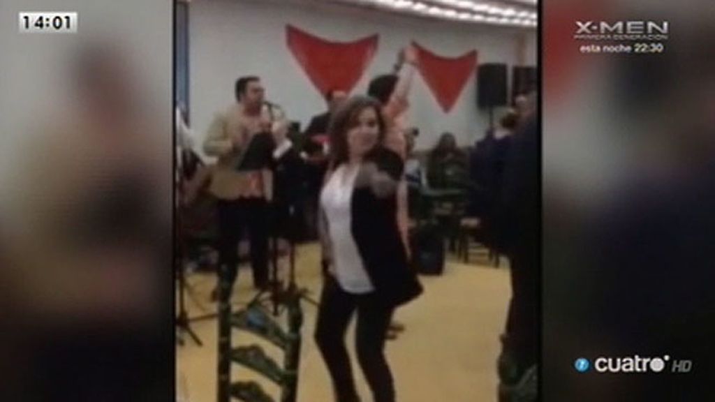 Soraya Sáez de Santamaría se anima a bailar sevillanas en la Feria de Abril