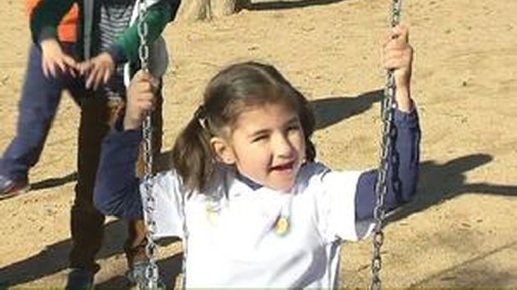 La pequeña Dania disfruta del colegio después de haber vencido al cáncer