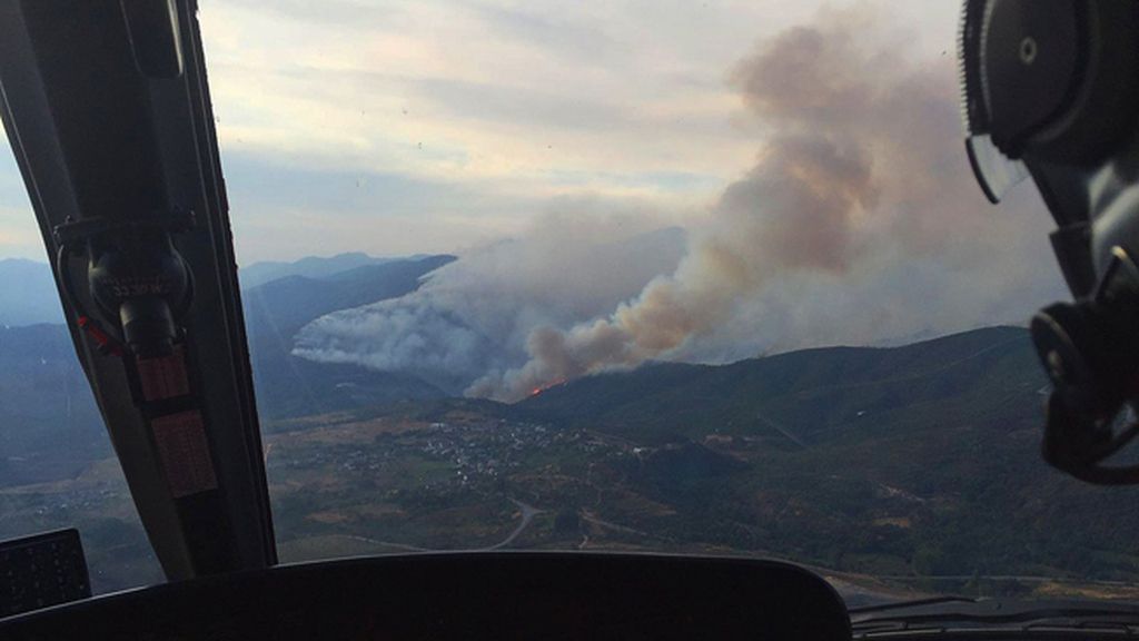 Un incendio forestal en León obliga a desalojar a más de 100 personas