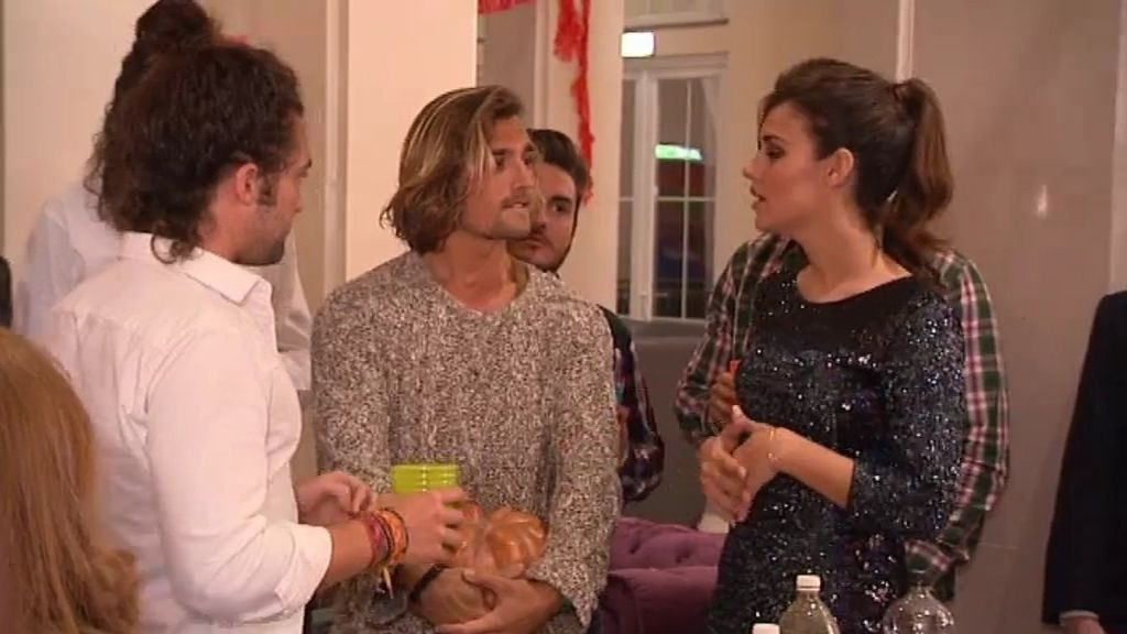Los pretendientes descubren que Pablo ha regresado en una fiesta 'made in Spain'