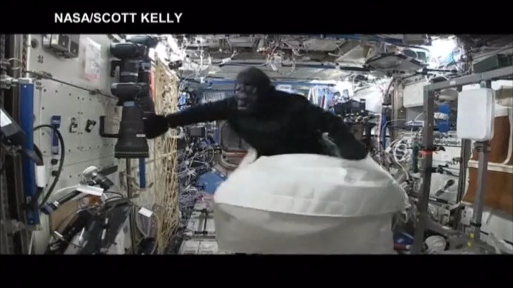El gorila espacial que aterroriza a un astronauta