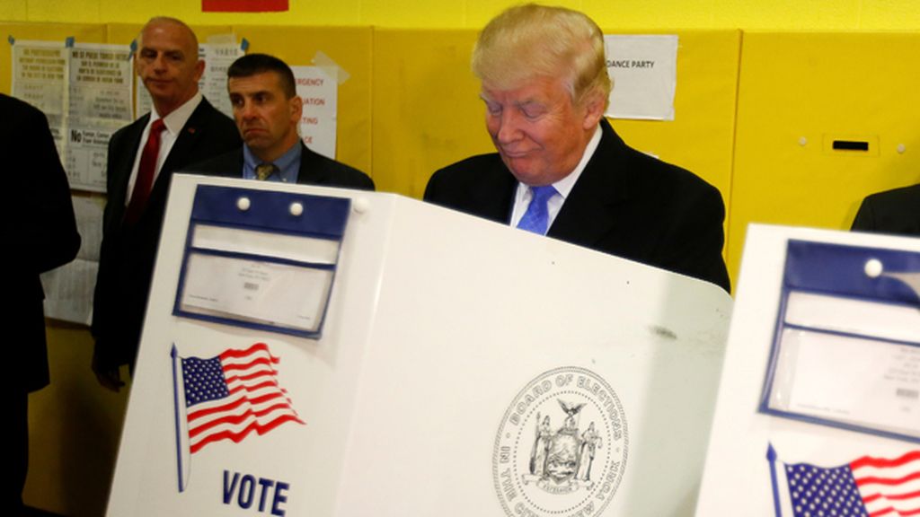 Donald Trump vota en Manhattan con abucheos a su llegada al colegio electoral