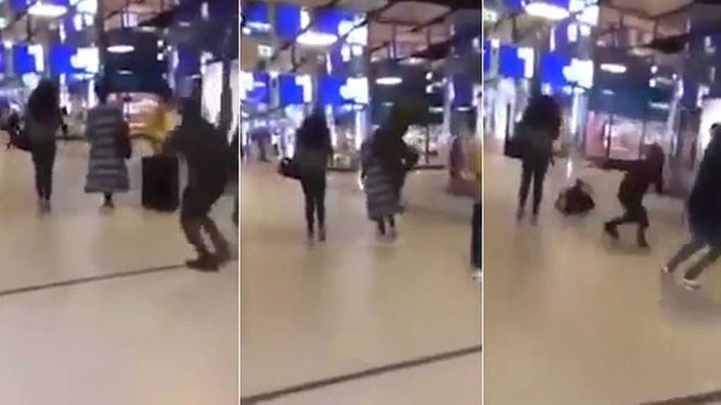 Un hombre tira al suelo de una patada a una mujer en un centro comercial