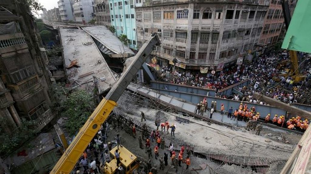 22 muertos y 75 heridos por el derrumbe de un puente en Calcuta