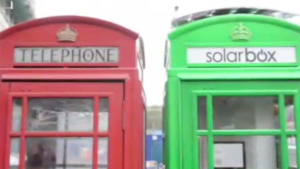 Las típicas cabinas de teléfono londinenses, del rojo al verde