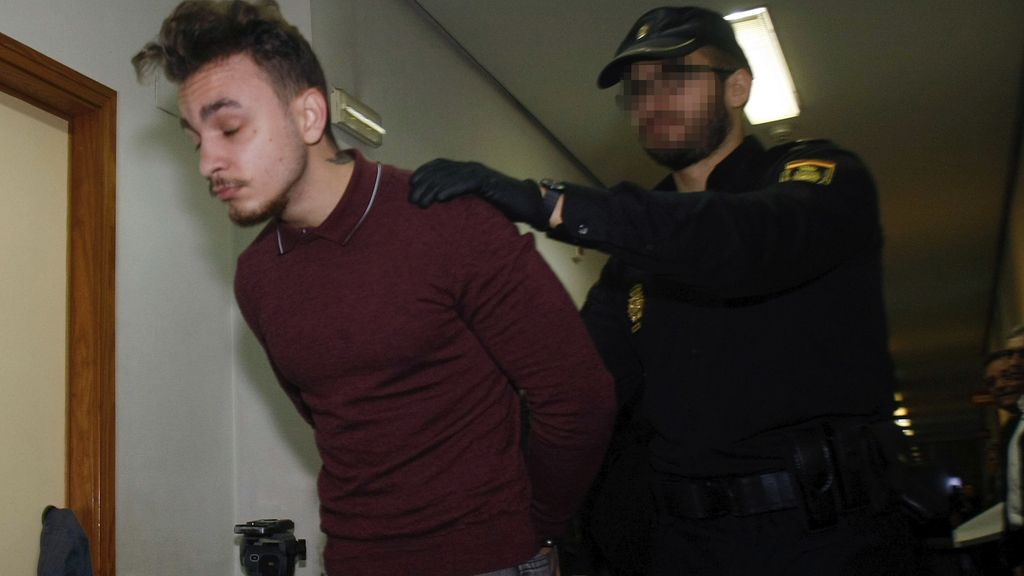 El maltratador grabado por la cámara de un portal en Alicante se niega a declarar