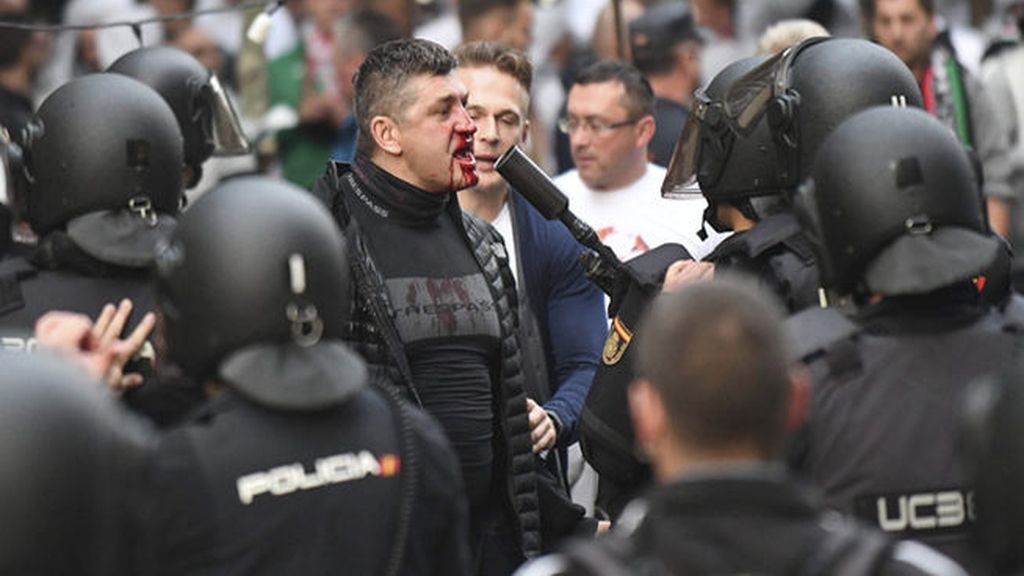 Ultras del Legia de Varsovia se enfrentan a la policía en el Santiago Bernabéu