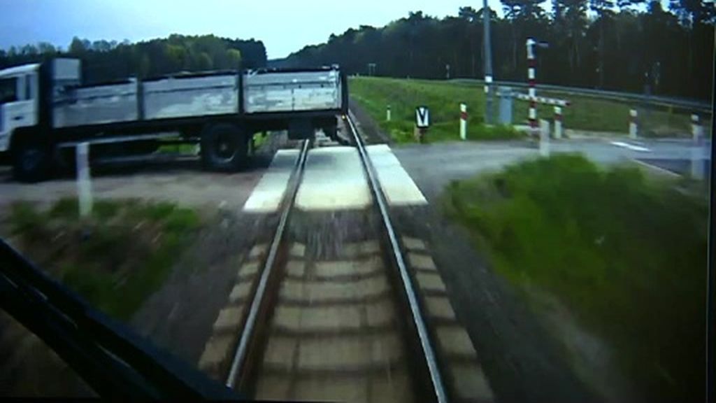 Este maquinista se convierte en un héroe cuando su tren choca contra un camión
