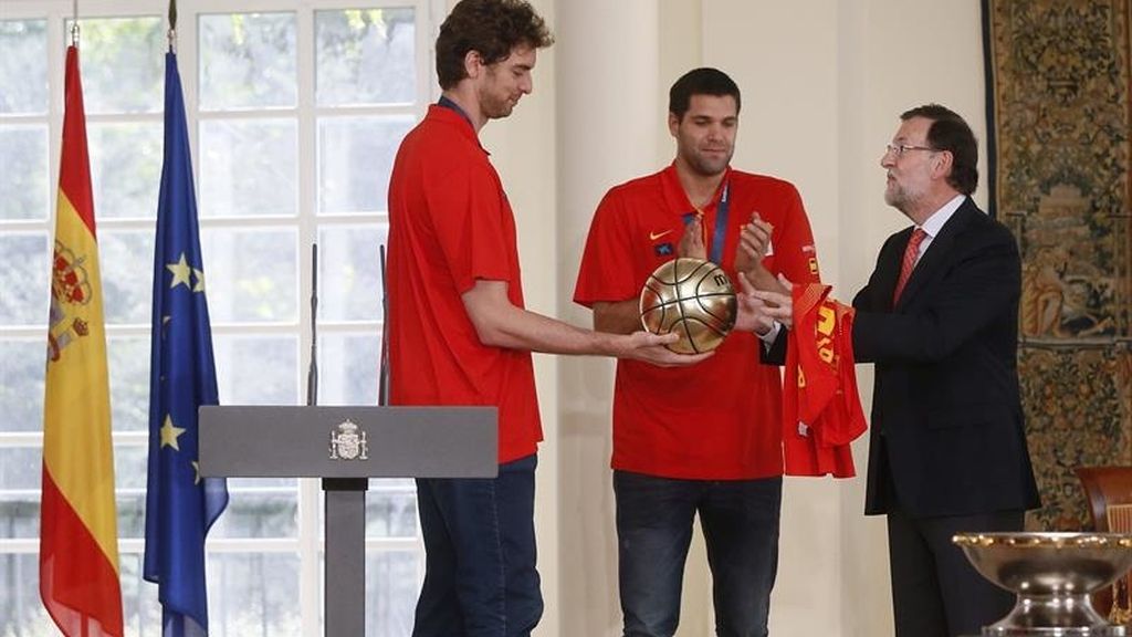 Los jugadores de la selección de Baloncesto celebra el triunfo en Madrid