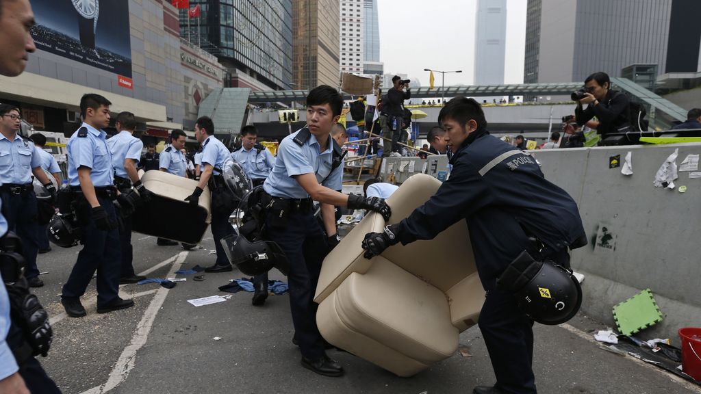Desalojo pacífico tras más de dos meses de protestas en Hong Kong