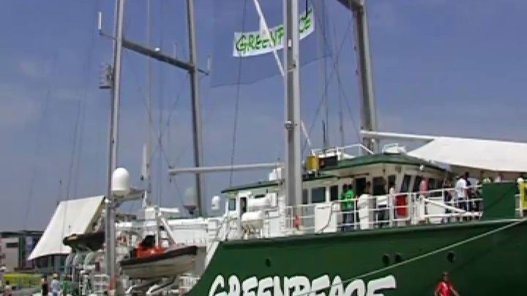 Greenpeace contra las prospecciones de petróleo desde su buque insignia