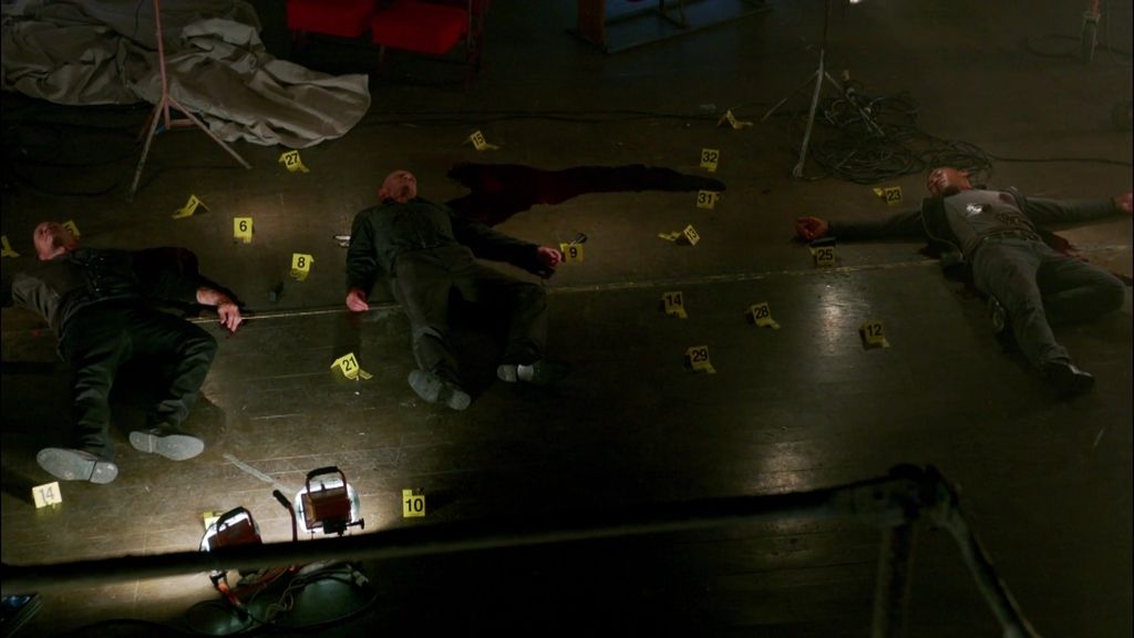 Castle descubre la pulsera de Beckett manchada de sangre en el escenario de un crimen
