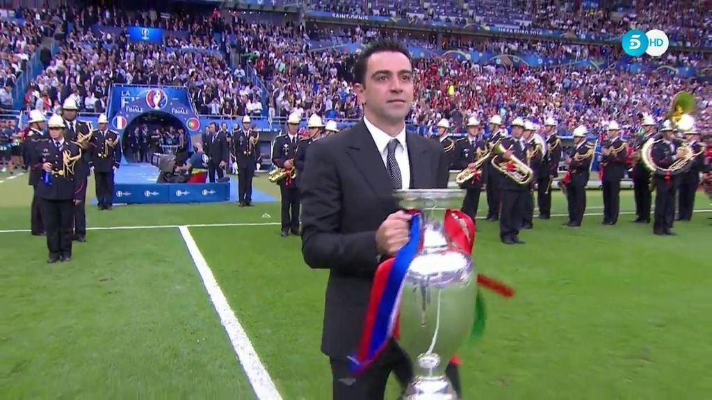Xavi muestra la copa al estadio de Saint-Denis: será el encargado de entregarla