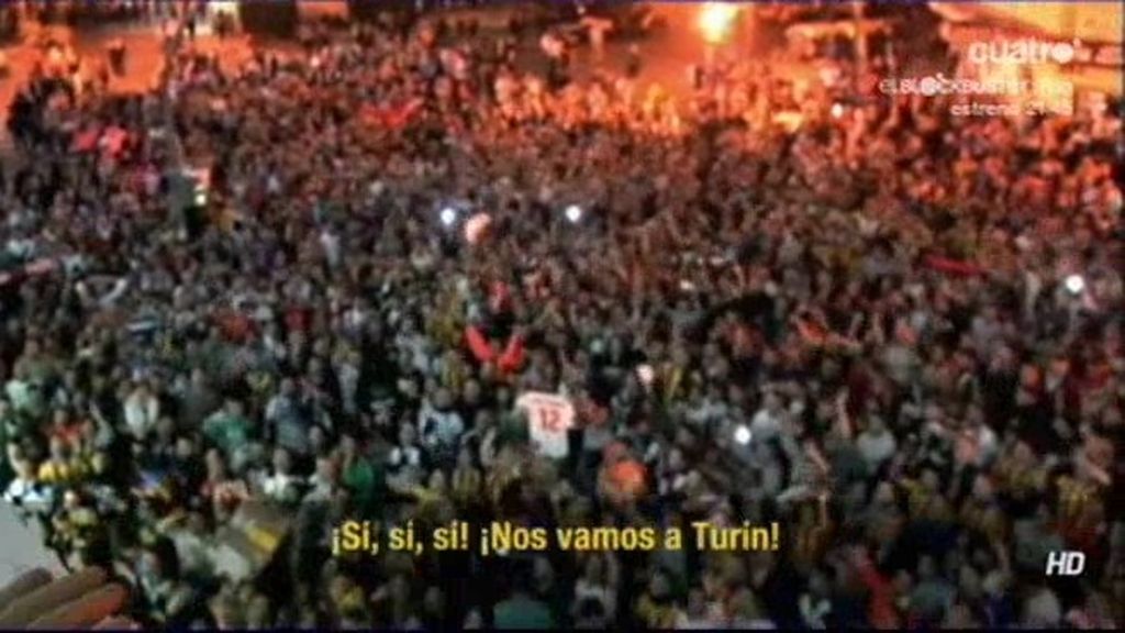 Los jugadores del Valencia celebraron con su afición el pase desde el balcón de Mestalla