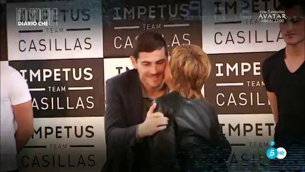 Chelo García Cortés interrumpe la rueda de prensa de Iker Casillas para darle dos besos