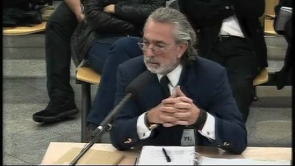 Correa dice que sustituyó a "funcionarios cabreados" por "señoritas agradables"