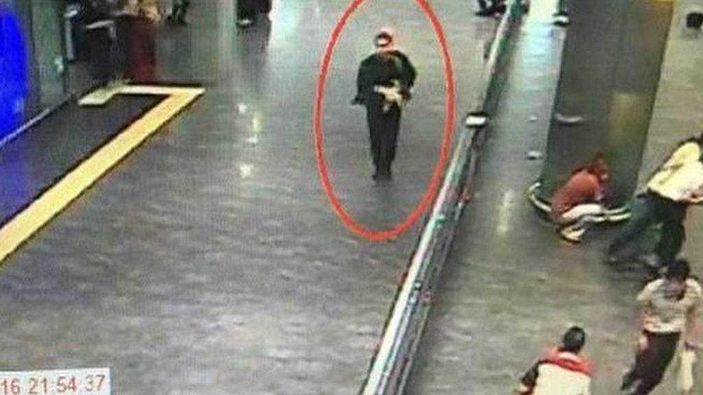 Nuevas imágenes del interior del aeropuerto de Estambul durante el atentado