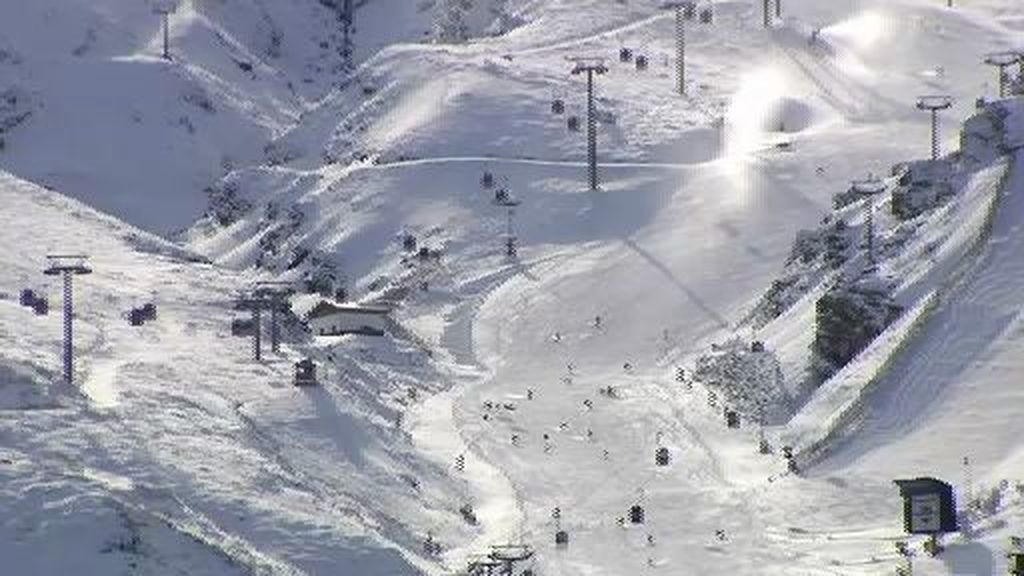 Los amantes de la nieve se ponen los esquíes