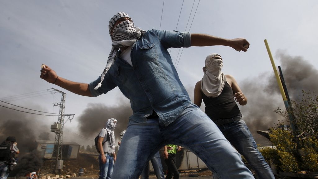Fuertes enfrentamientos entre palestinos y el Ejército israelí en Ramala