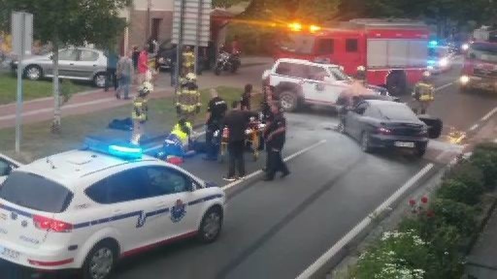 Dos ertzainas heridos al ser empotrados por un coche