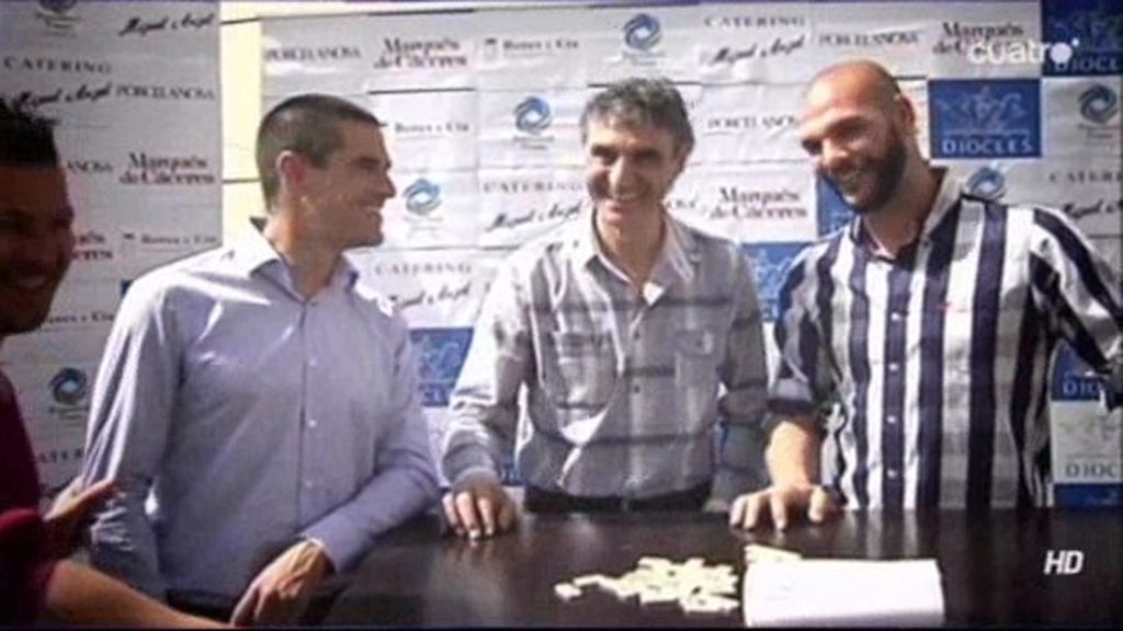 Rivas, Antoñito, Álvarez y Juanito disputan una partida de dominó previa al derbi