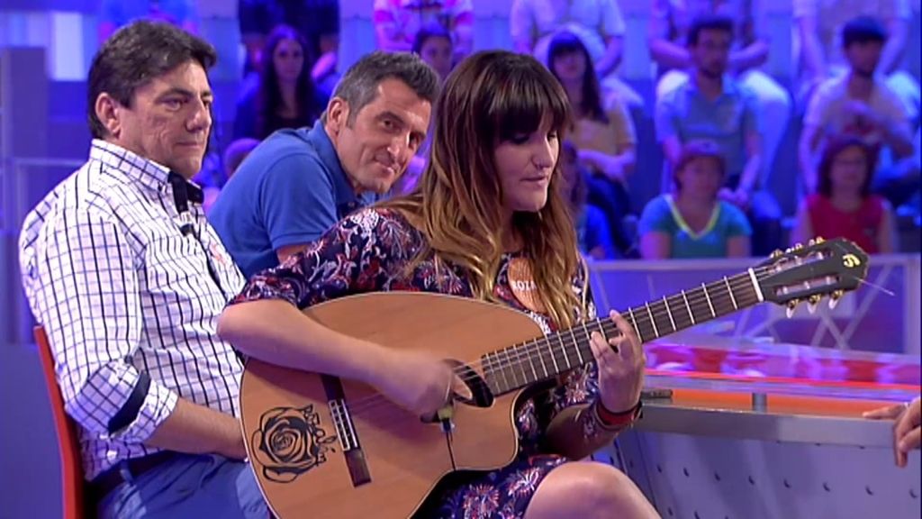 Rozalén canta en acústico 'Saltan chispas' en Pasapalabra