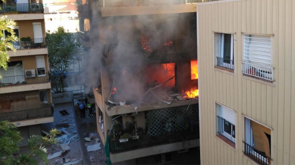 Desalojado uno de los edificios contiguos al de la explosión de Premiá de Mar