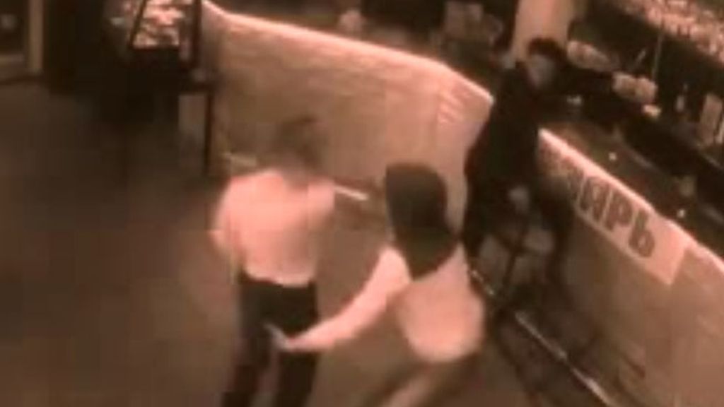 La camarera se defiende de un cliente acosador en un restaurante ruso