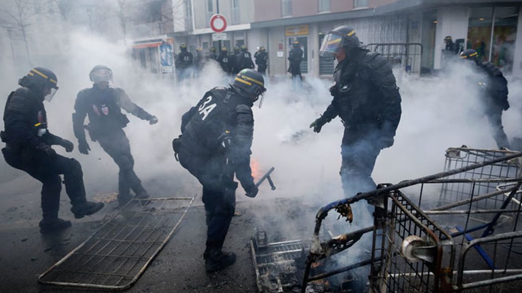 Episodios violentos en la huelga general contra el presidente Hollande en Francia