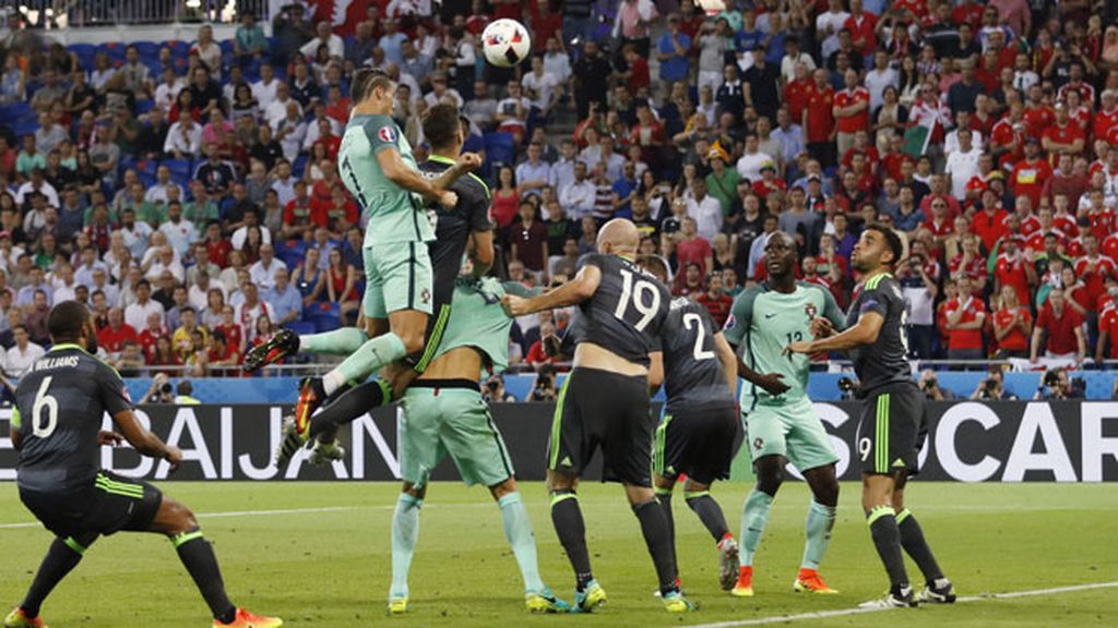 Cristiano voló por encima de la defensa para adelantar a Portugal con un gran cabezazo