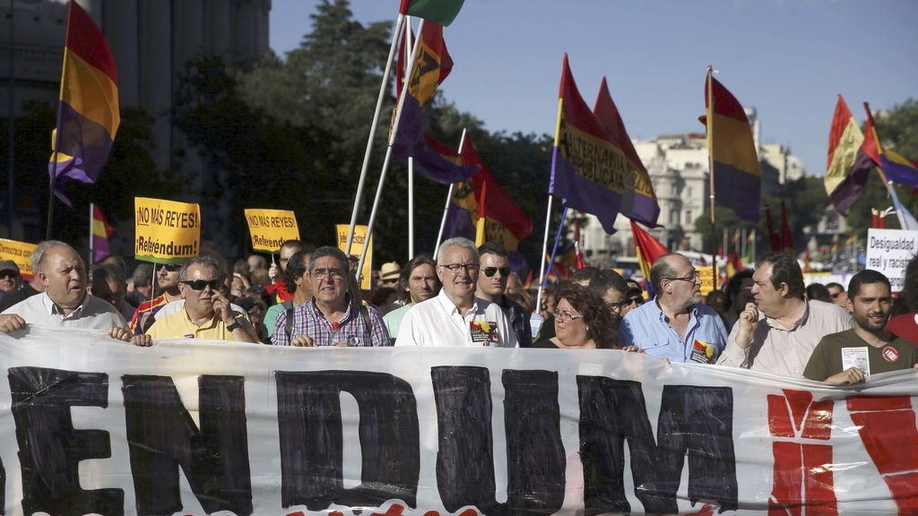 Miles de manifestantes de 40 ciudades españolas se manifiestan por la República