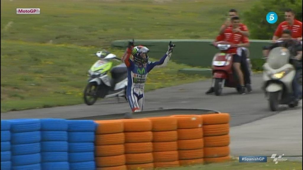 Así fue la celebración de Lorenzo tras ganar: ¿se tiraría otra vez al agua de Jerez?