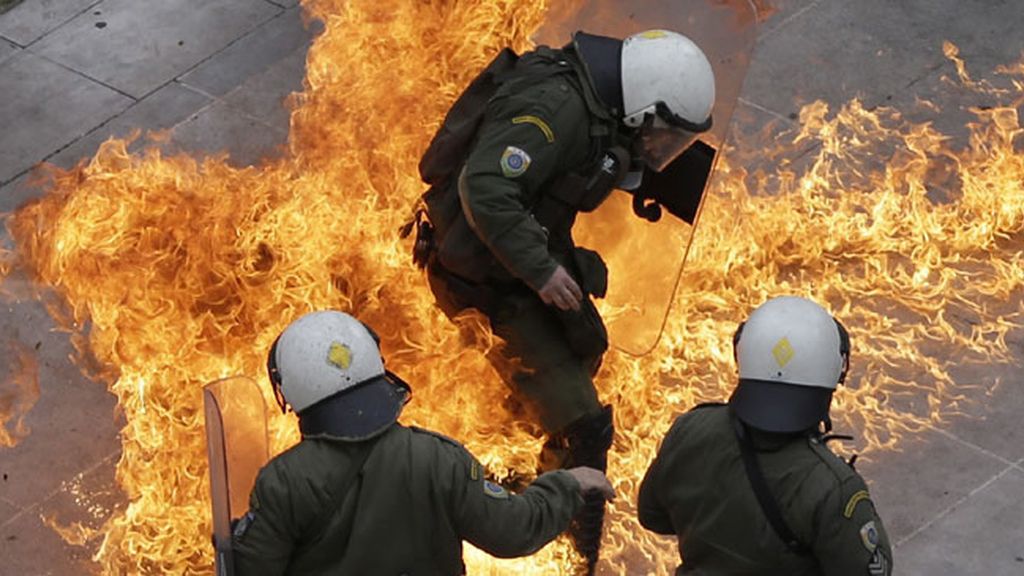 Coches quemados, cócteles molotov y lanzamiento de piedras en Grecia