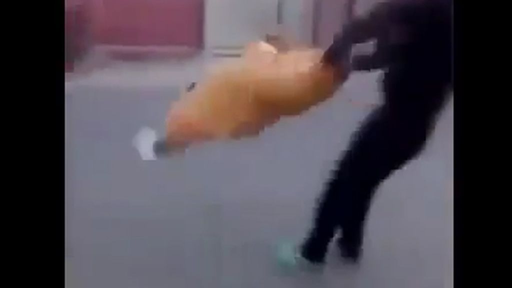 Unos jóvenes rumanos suben un vídeo en el que hacen girar a una anciana por los aires