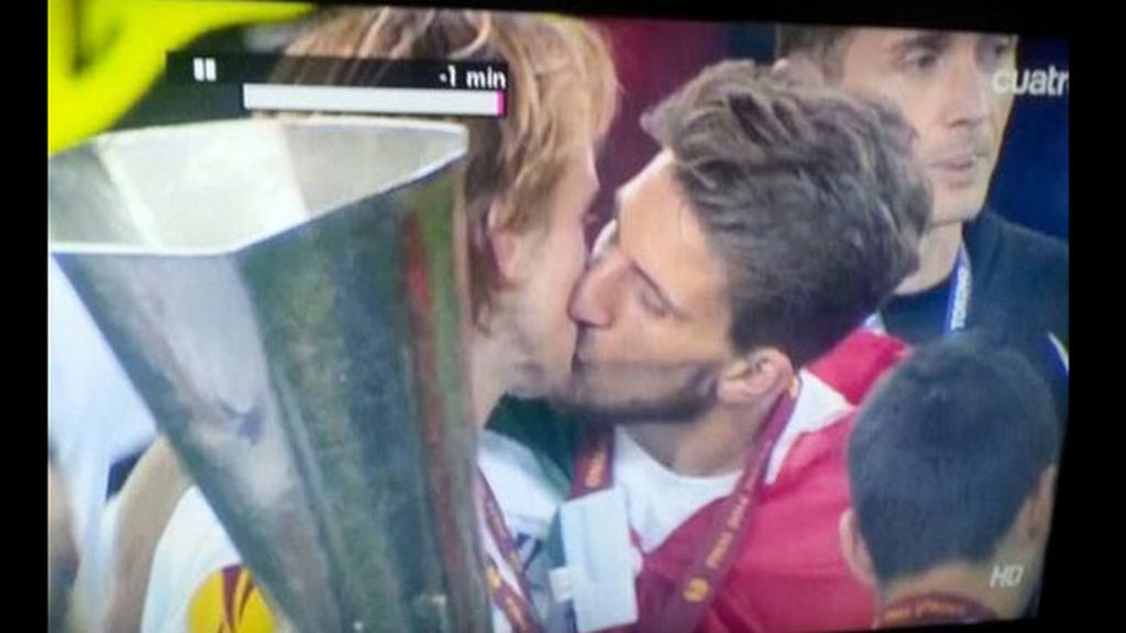 El beso de Rakitic y Carriço tras ganar la Europa League revoluciona las redes
