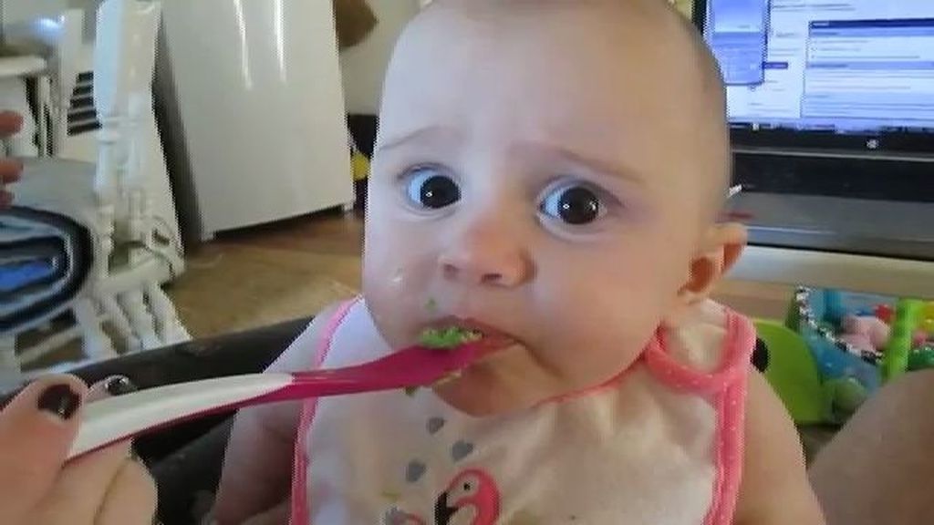 La reacción de un bebé al probar por primera vez el aguacate