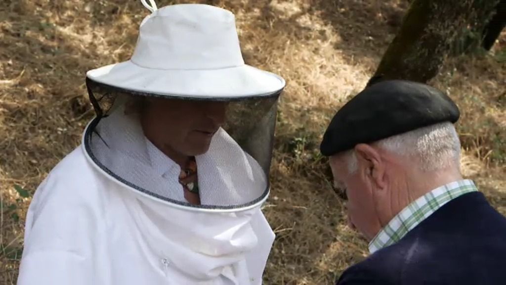 El señor Franco pone firme a Jesús Calleja para tratar a sus abejas