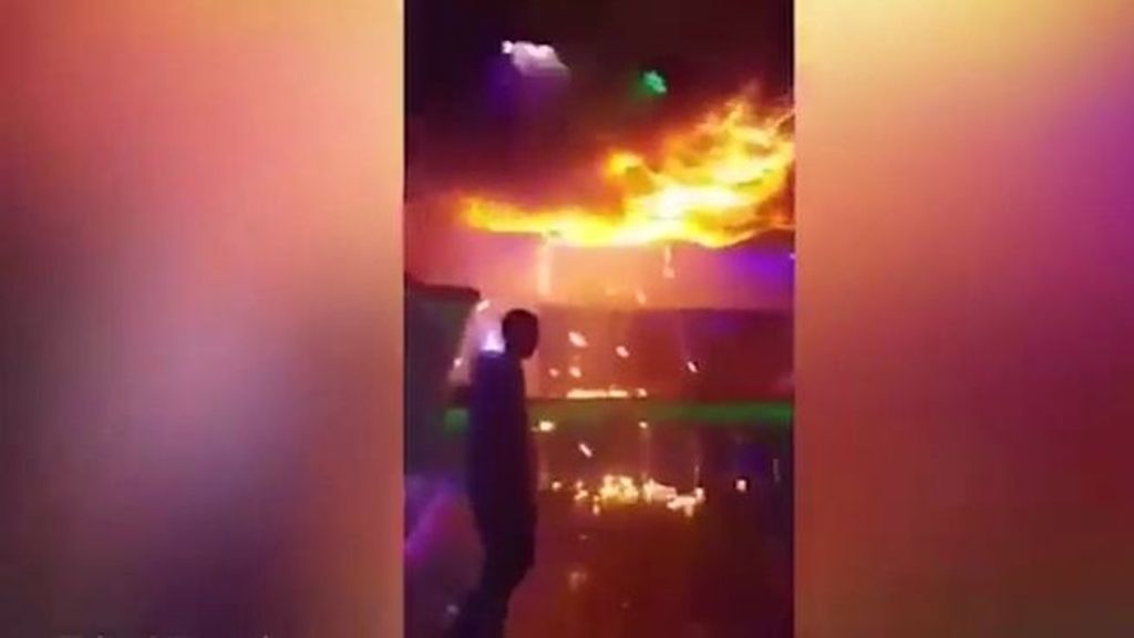 Una discoteca envuelta en llamas por una actuación fallida