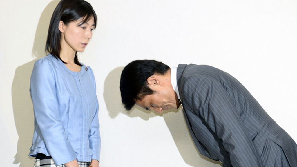 Un político japonés tiene que pedir disculpas públicas por un insulto machista