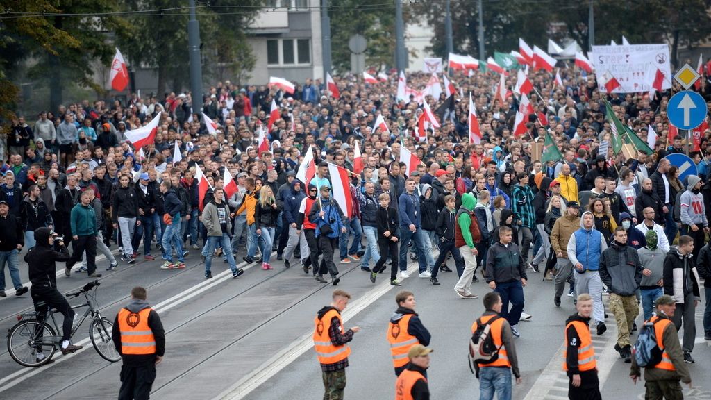 Miles de personas se manifiestan en Varsovia en contra de la acogida de ...