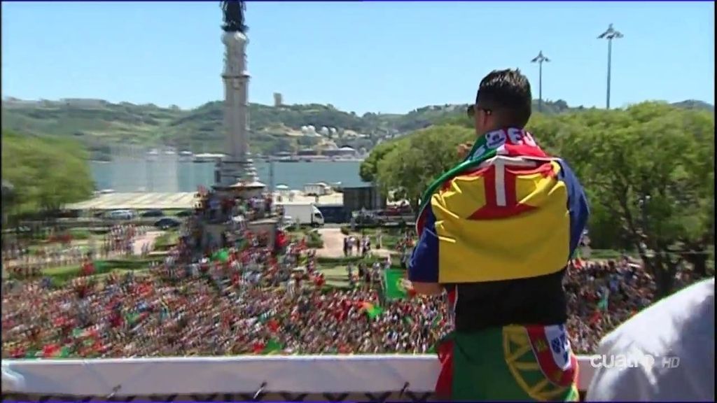 Cristiano lo da todo y se olvida de su rodilla en la celebración de Portugal