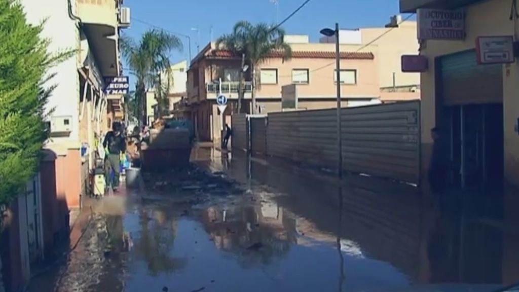Los vecinos de los Alcázares se sobreponen a los daños del temporal
