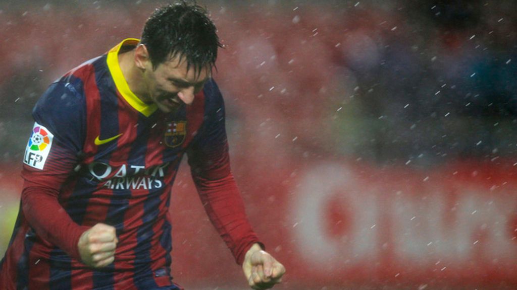 Messi, un vendaval en Sevilla que sirve al Barça para volver al liderato
