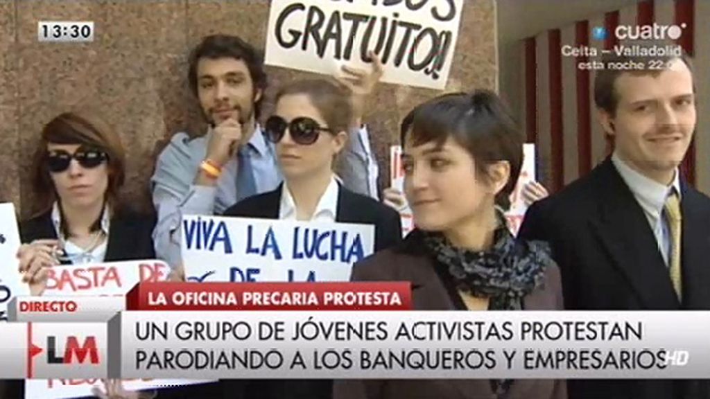 Un grupo de jóvenes activistas protestan parodiando a los banqueros y empresarios