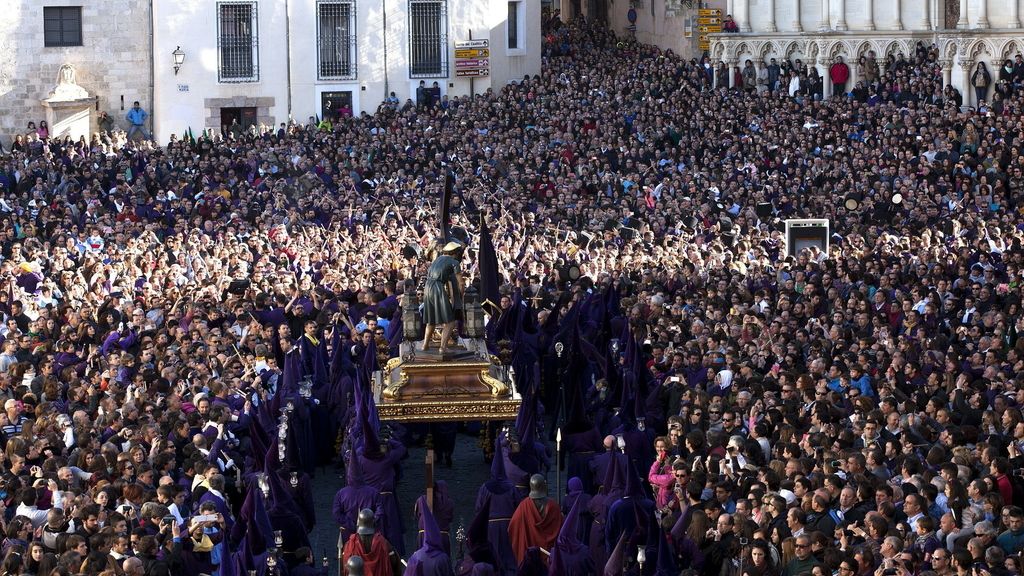Miles de personas participan en la Procesión de Las Turbas de Cuenca
